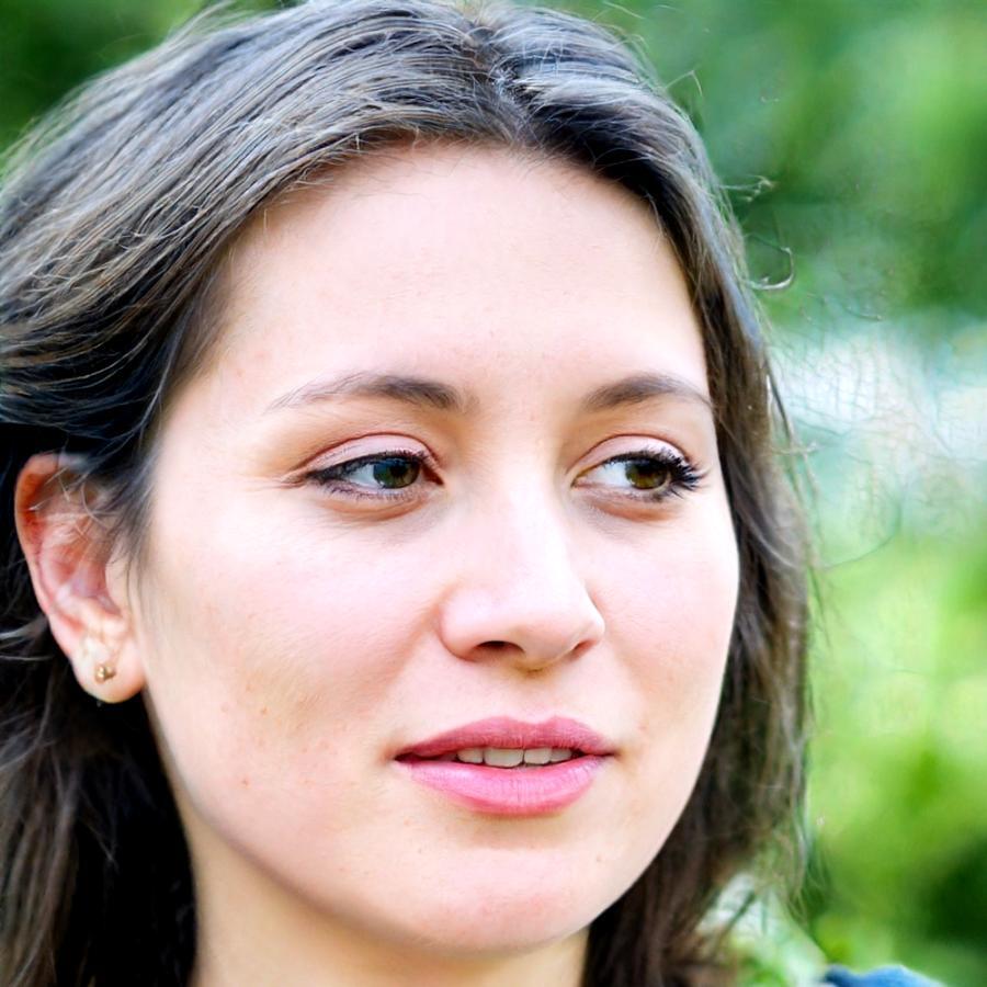 Portrait of Isadora Pembroke, mindfulness and investing coach